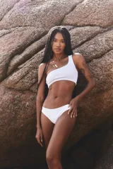 Conjunto de bikini blanco con top de un solo hombro y bombacha clásica.