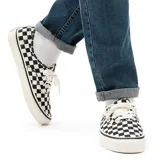 Zapatillas Vans modelo UA Authentic 44 DX con estampado a cuadros blancos y negros.