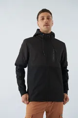 Campera negra con capucha ajustable, mangas largas y fit regular. Tiene logo estampado y en grifa de plástico, y un bolsillo en el pecho.