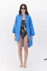 Camisa color beige de lino, de corte amplio, con cuello clásico y mangas 3/4.