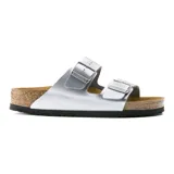Sandalias Birkenstock Arizona con dos correas plateadas ajustables con hebilla y plantilla anatómica de corcho-látex.