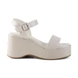 Sandalia de plataforma color beige con tiras anchas de charol y hebilla lateral.