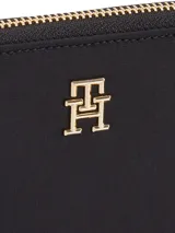 Billetera grande Tommy Hilfiger negra con cierre de cremallera y logo dorado de la marca en el frente. Cuenta con múltiples ranuras interiores para tarjetas, dos compartimentos para billetes y un bolsillo interior con cremallera.