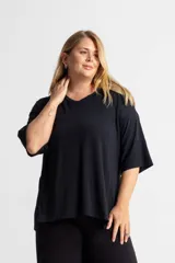 Remerón negro de algodón pima con mangas 3/4 y tajos laterales.
