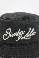 Gorro tipo bucket negro con efecto lavado y logo de la marca Bimba y Lola bordado en blanco.