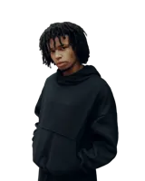 Conjunto deportivo negro, compuesto por un buzo con capucha y bolsillo canguro, y un pantalón de jogging. Ambas prendas tienen estampado puff en el pecho/muslo con el logo de la marca.