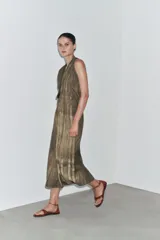 Vestido midi de Zara Woman Collection, confeccionado en mezcla de ramio con efecto tie-dye en tonos tierra. Presenta escote pico, sisa y pliegues laterales. Cierre trasero con cremallera oculta.