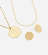 Conjunto de bisutería en color dorado que incluye un collar de dos capas y un par de caravanas. El collar se compone de una cadena plana tipo cinta y una cadena trenzada con un dije circular de chapa texturizada. Las caravanas son de tipo botón con el mismo diseño circular texturizado y cierre de tornillo.