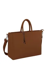 Cartera Las Oreiro color marrón, con doble asa superior y correa de hombro ajustable y extraíble. Incluye un llavero decorativo de cuerda trenzada.