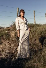 Pollera larga de seda color crudo con lunares celestes.