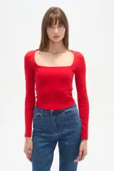 Remera blanca de manga larga y corte ajustado al cuerpo, con escote cuadrado.