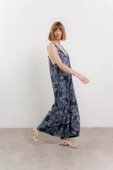 Mono largo de lino con estampado floral en tonos azules, escote en V pronunciado, tirantes anchos y bolsillos laterales.