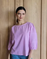 Blusa color rosa con mangas 3/4 y cuello redondo.