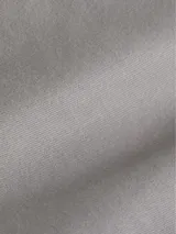 Pantalón chino slim fit color gris claro, con cinturón negro con hebilla metálica. Confeccionado con algodón orgánico.
