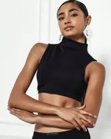 Top negro corto de cuello alto y sin mangas.