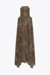 Vestido midi de viscosa con estampado animal print, cuello halter ajustable con lazos en la espalda y bajo asimétrico.