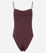 Body femenino de microfibra seamless, color blanco, con escote diferenciado y breteles finos. Presenta una textura sutil en el tejido.