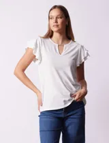 Blusa azul con cuello redondo, escote en V con aplique metálico y mangas cortas con volados en capas.