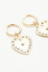 Aros dorados tipo argolla con dije de corazón con strass.