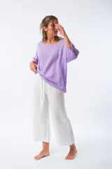 Pantalón corto blanco de lino con cintura elastizada y lazo ajustable.