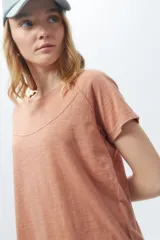 Remera de algodón color lila, de manga corta y cuello redondo.