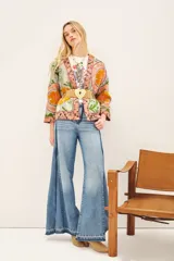 Saco corto estilo kimono con bordado gudri y estampado floral en tonos naranja, verde y gris.