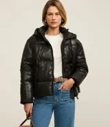 Campera puffer negra con capucha y cierre de cremallera.