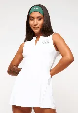 Vestido blanco deportivo sin mangas, con cuello en V y falda acampanada. Presenta un logo bordado en el pecho y short interno.