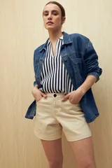 Short negro de tiro medio y corte clásico, con bolsillos delanteros y traseros. Confeccionado en algodón con elastano.