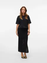 Falda larga negra de tejido calado con cintura elástica.