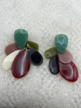 Par de aros colgantes con piezas de resina de diferentes colores y formas.