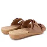 Sandalia casual de cuero color negro, con dos tiras anchas ajustables con hebillas metálicas negras.
