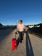 Remera celeste de corte holgado con cuello redondo y estampado en relieve con el logo de la marca y la frase "Ittai Stars".