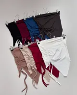 Top bandeau con detalle de frunce ajustable en el centro y tiras finas para atar.