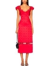 Vestido midi rojo con tejido jacquard de mariposas, escote pronunciado en V con ribete de encaje, mangas cortas con detalle de volado y una banda horizontal de encaje en la parte inferior de la falda.