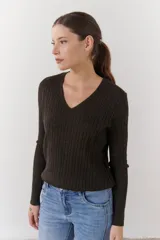 Sweater de punto marrón con escote en V y mangas largas.