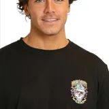 Remera negra de manga corta, con estampado de calavera y logo de la marca en el pecho. Confeccionada en 80% algodón y 20% poliéster, de corte regular. Pertenece a la cápsula Heritage de Maui and Sons.