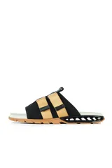 Sandalias Kenner Rakka Yaki con base color hueso, suela marrón y tiras de tela negra con apliques de cuero sintético color beige.