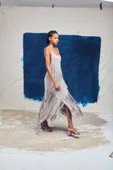 Vestido largo de crochet con lurex y flecos.