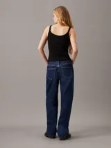 Remera de tirantes Calvin Klein negra de canalé con logo en el pecho.