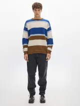 Sweater de punto con rayas horizontales en tonos gris, rosa y borgoña, cuello redondo y hombros caídos.