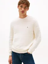 Sweater de cuello redondo color blanco, con diseño de rayas texturizadas y logo de Tommy Hilfiger bordado en el pecho.