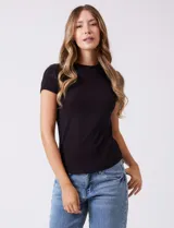 Remera negra de tejido acanalado, marca Tahari, con escote a la base y manga corta.