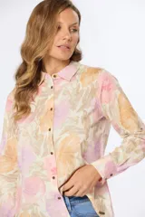 Camisa de manga larga con estampado floral en tonos rosa, naranja y lila. Confeccionada en lino y algodón, con cuello clásico, cierre frontal con botones y puños abotonados.