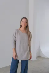 Sweater color beige de corte recto y cuello redondo.