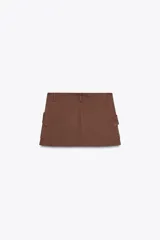 Falda pantalón marrón con bolsillos cargo laterales y cierre lateral oculto.
