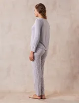 Conjunto de pijama estampado, marca René Rofé, compuesto por pantalón y remera. Remera de escote redondo, delantera con bolsillo y mangas largas. Pantalón con cintura elastizada y lazo de ajuste.