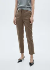 Pantalón de vestir gris oscuro, tiro medio, corte skinny y diseño crop.