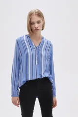 Blusa color crudo con rayas verticales grises, cuello mao con abertura en V y mangas largas.