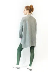 Sweater negro de tejido texturizado, con cuello alto, mangas 3/4 y corte asimétrico con aberturas laterales.